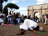 Мюсюлмани на масова молитва пред Колизеума в Рим  (снимки+видео)