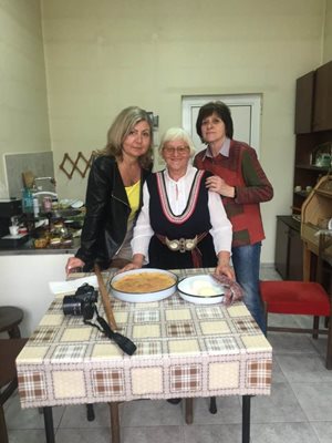 Доц. Ана Кочева (вляво) и проф. Славка Керемедчиева, член на екипа, в Орешак, Троянско, със Стефана Станкова, която е готвила лучник.