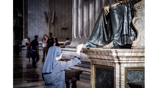 Монахиня се моли на Св.Петър във Ватикана. Снимка: Пиксабей