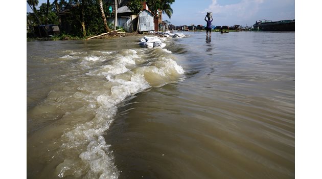 Село в Бангладеш е наводнено.