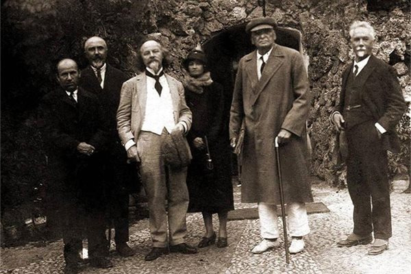 Руският поет Константин Болмонт (третият отляво) гостува в Плевен през 1929 г. със съпругата си и много харесва поезията на Никола Ракитин. На снимката той е нторият отляво.