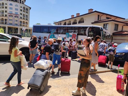 Украински бежанци напускат хотел в “Слънчев бряг”, за да бъдат настанени в държавни бази във вътрешността на страната.

СНИМКА: ЕЛЕНА ФОТЕВА