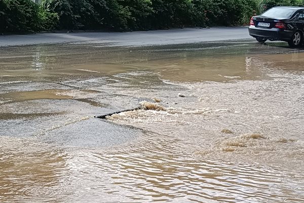 Вода се излива от повредения водопровод директно на платното. Снимки: Фейсбук