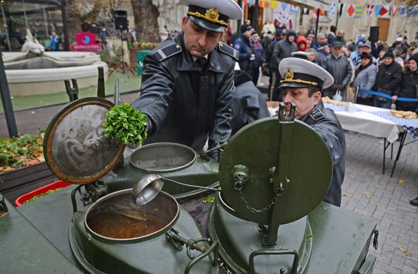 Варненци се стекоха в храм "Свети Николай" да почетат светеца. Снимки: Пресцентър на община Варна