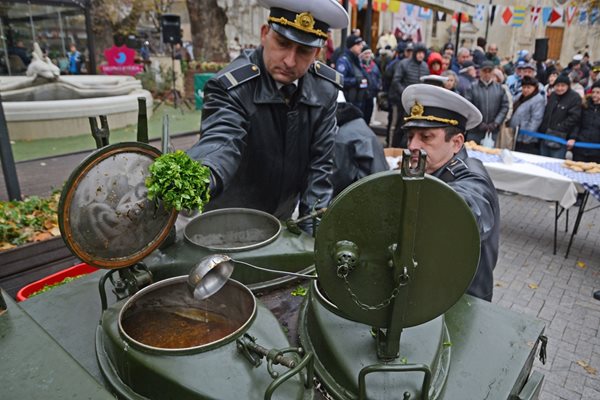 Варненци се стекоха в храм "Свети Николай" да почетат светеца. Снимки: Пресцентър на община Варна