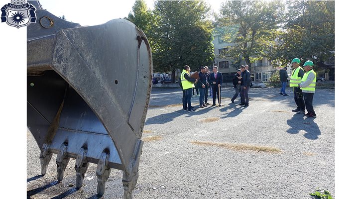 Кметът Николай Димитров даде старт на първата копка на подземния паркинг.