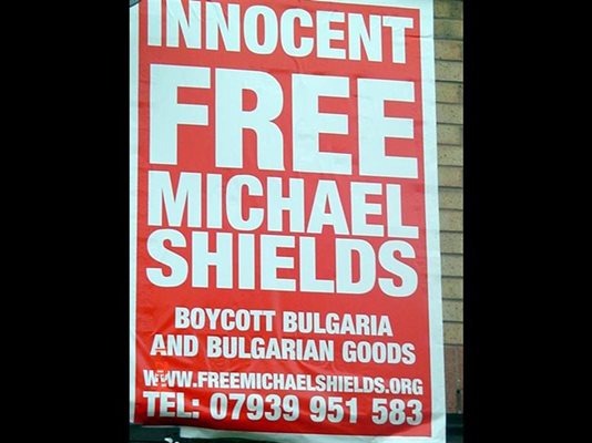 Плакат в подкрепа на Шийлдс е залепен на автогарата в Лимърпул. Кампанията за освобождаването му започна във Великобритания веднага след като фенът бе осъден у нас.
СНИМКА: АНДРЕЙ ИЛИЕВ