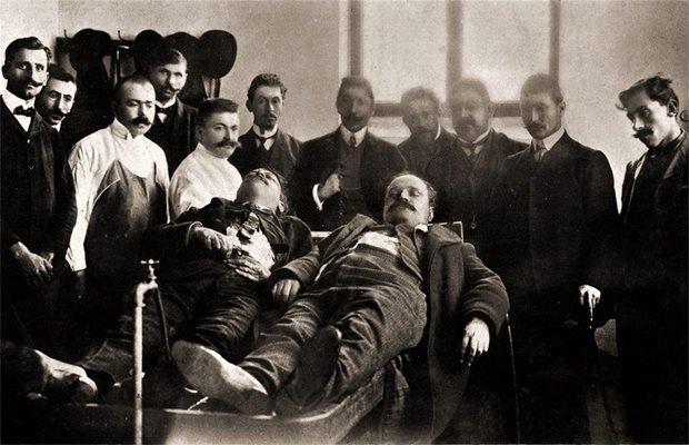 Поклонение пред телата на Борис сарафов и Иван Гарванов (вдясно)