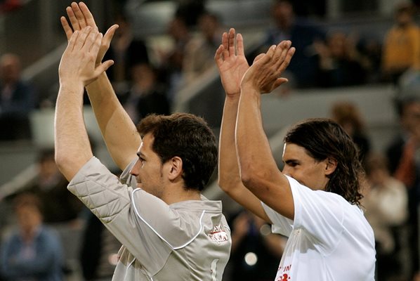През 2007 година отбор на Икер Касияс играе благотворително срещу отбор на тенис звездата Рафа Надал (вдясно). Двамата мерят сили на корта и на футболния терен в подкрепа на болните от малария.