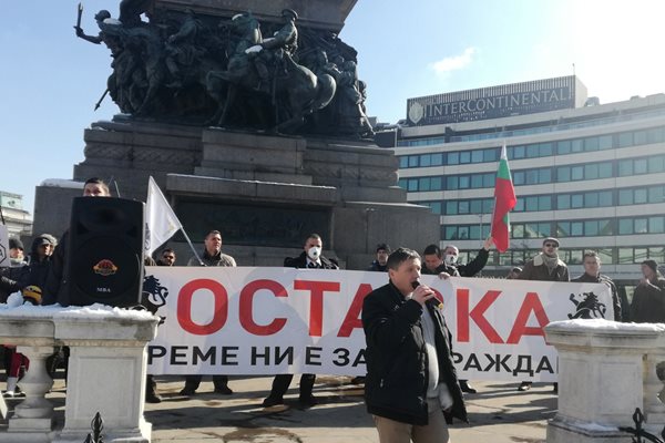 Вял протест срещу властта пред парламента (Снимки)