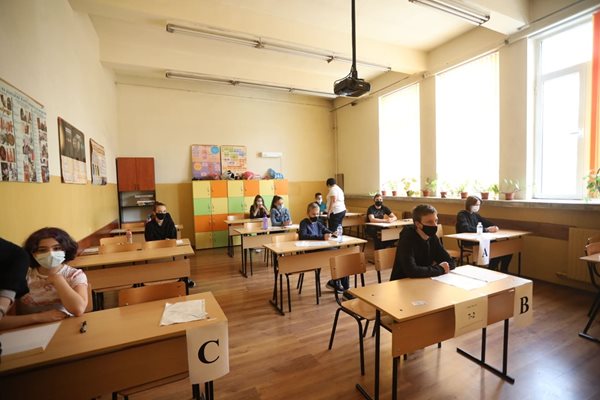 Ученици от 30 СУ в София на матурата Снимки: Николай Литов
