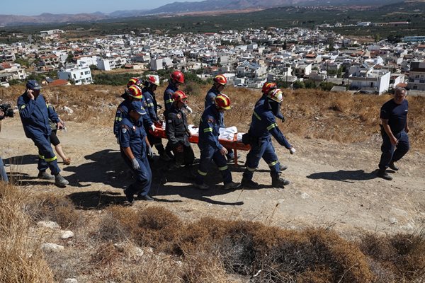Спасителни екипи пренасят пострадал при рухването на сграда след земетресението на остров Крит. СНИМКА: Ройтерс