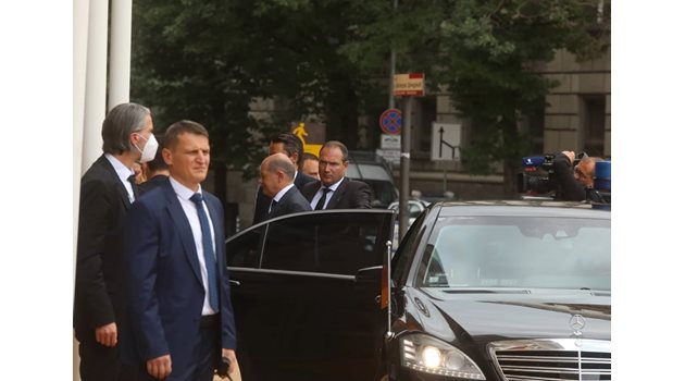 Германският канцлер Олаф Шолц слиза от колата си пред Министерския съвет. СНИМКИ: НИКОЛАЙ ЛИТОВ