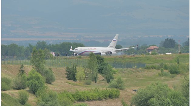 Самолетът, с който отпътуваха от България служителите на руското посолство в София. 
СНИМКА: ЙОРДАН СИМЕОНОВ