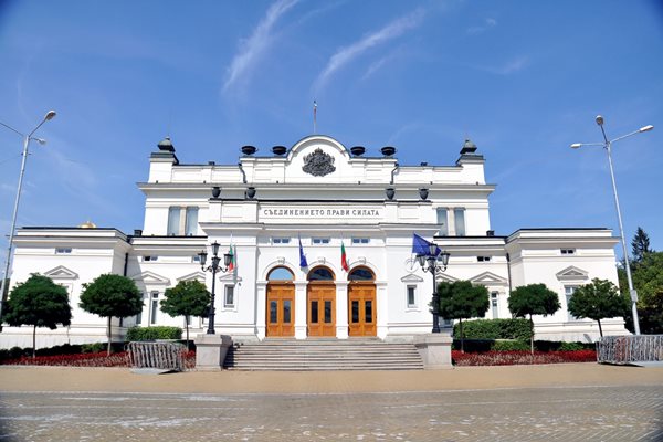 Сграда на парламента на площад “Народно събрание” е готова да посрещне новите депутати. 