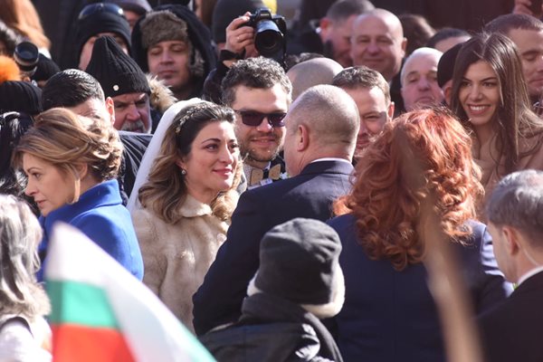 Булката и бъдещият й съпруг първо поздравиха президента, после отидоха да сключат брак. СНИМКИ: Велислав Николов 