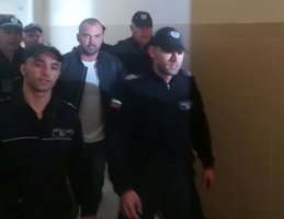 Полицаи водят Димитър Любенов към съдебната зала. Снимки Авторът