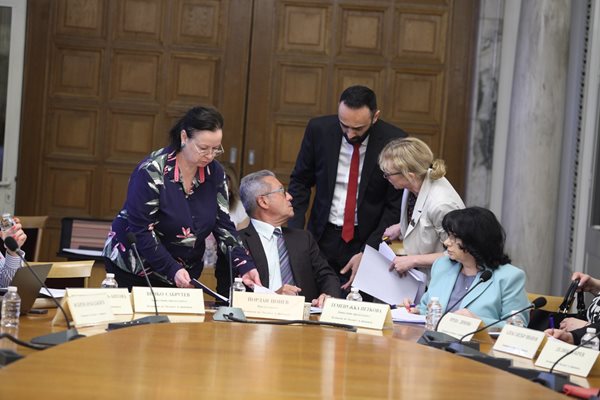 Депутатите обсъждат промените, които удрят зверски шамар на медиите Снимки: Юлиян Савчев