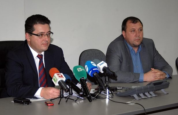 Директорът на  на РДВР Пловдив Пламен Узунов и шефът на Спешна помощ д-р Иван Стойнов