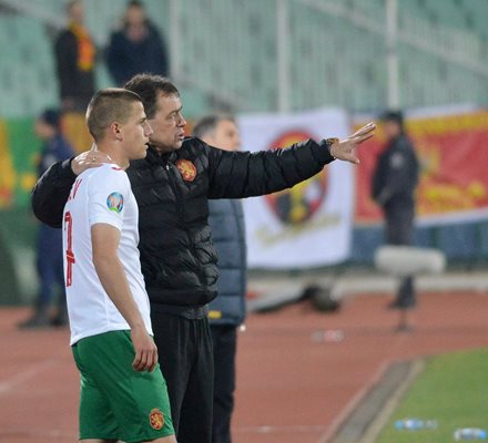 Треньорът на националния отбор Петър Хубчев дава указания на 17-годишния Мартин Минчев, преди да го пусне в игра срещу Черна гора.