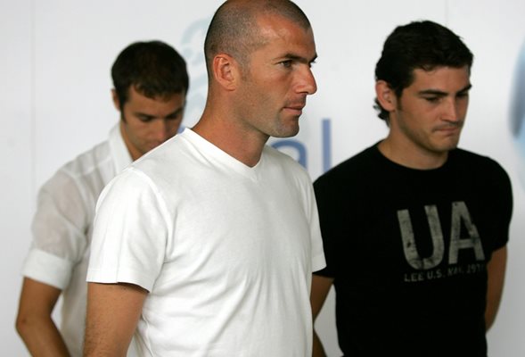 Настоящият треньор на "Реал" (М) Зинедин Зидан снима филм заедно с Икер Касияс през 2005 година. Тогава двамата са действащи играчи и съотборници, а лентата е на тима от "Сантяго Бернабеу".