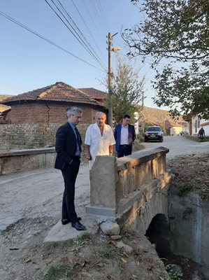 Депутатът Станислав Стоянов, Борис Чакъров и председателя на общинския съвет Стефан Бранзелов на ремонтирания мост
