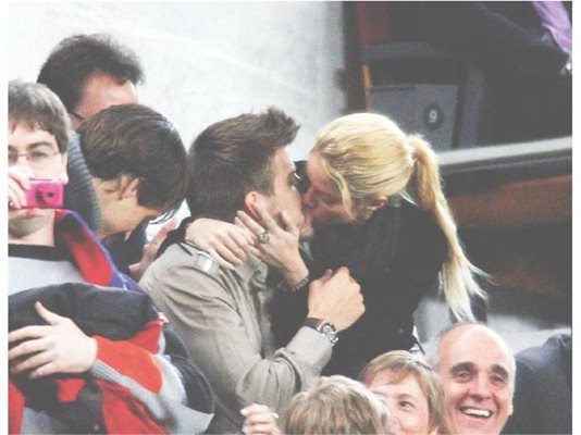 Колумбийската поп звезда Шакира целува страстно Жерар Пике в ложата на “Ноу камп” след втория гол на Меси във вратата на “Осасуна” в мач от испанското първенство, спечелен с 2:0 от каталунците.
