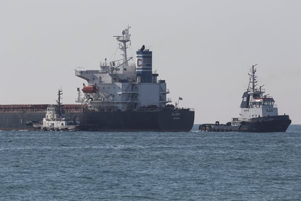 Товарните кораби,

натоварени с храни,

напускат украинско пристанище Черноморск.