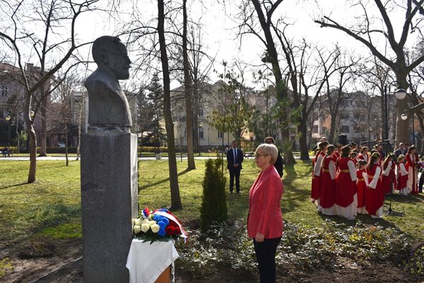 Посланикът на Словения Наташа Бергел пред паметника на Безеншек в Пловдив.