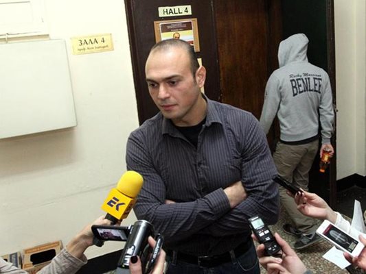 Симеон Костадинов даде изявление пред залата - вътре медиите не бяха допуснати.