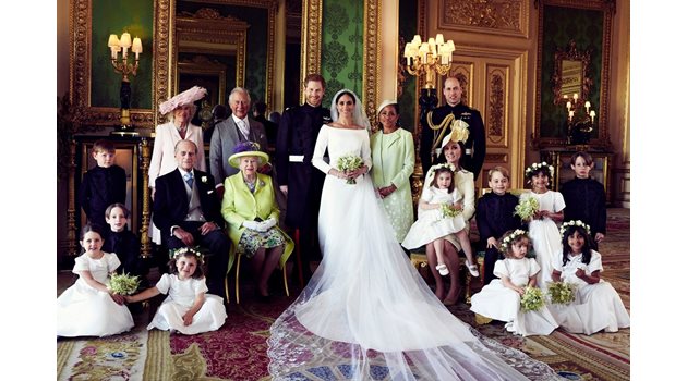 Официалната снимка на кралското семейство след сватбата на Хари и Меган, която бе направена в двореца.
