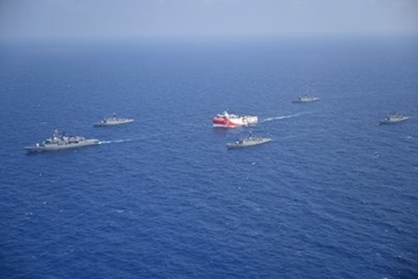 Осем изтребителя на военновъздушните сили на Турция охраняват сеизмографския кораб "Оруч Реис" СНИМКА: Ройтерс