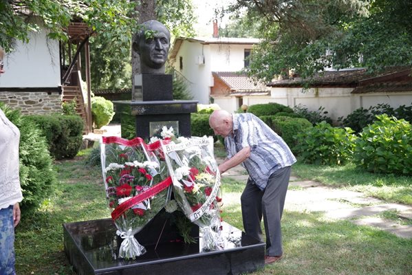 Паметникът на Тодор Живков беше отрупан с цветя и венци вчера сутринта, когато десетки хора от Правец се събраха да почетат паметта на бившия Първи. На 5 август се навършиха 23 години от кончината на Живков.
СНИМКА: Община ПРАВЕЦ
