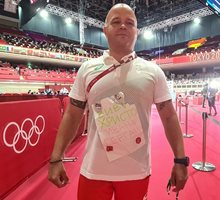 Борислав Георгиев е закачил лист с имена на съпругата си и трите им деца върху фланелката си, след като изведе Стойка Кръстева до олимпийската титла в Токио. СНИМКА: НАЙДЕН ТОДОРОВ
