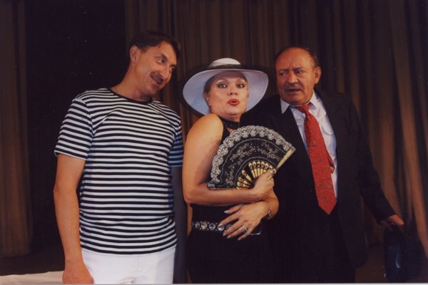 С Тео Емлазов и Радичев вече 20 години играят пиесата "Депутатите не лъжат".