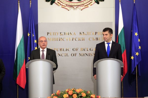 Новият премиер Гълъб Донев поема поста от досегашния Кирил Петков, който отчете колко е свършил кабинетът му за 7 месеца.

СНИМКИ: ВЕЛИСЛАВ НИКОЛОВ