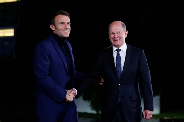 Френският президент Еманюел Макрон бе приет снощи в Берлин от германския канцлер Олаф Шолц на работна вечеря