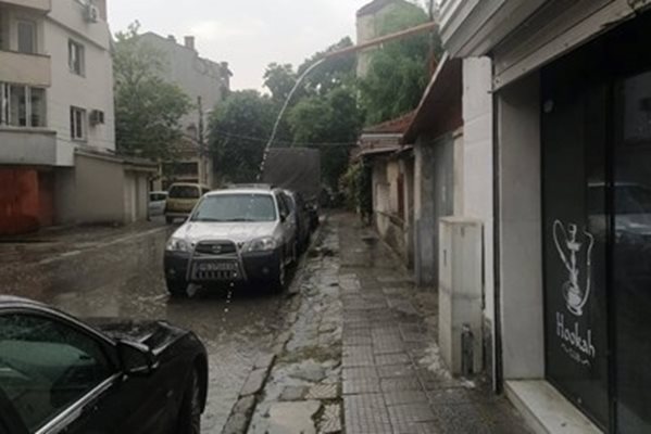 Проливен дъжд вали в Пловдив.

СНИМКА: 24 часа.