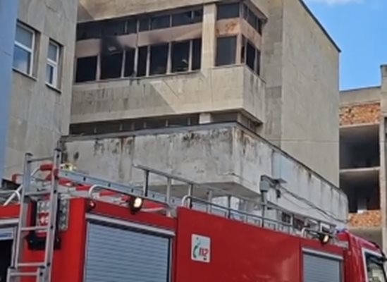 Загасен е пожарът в сградата на Община Кресна, няма пострадали хора Кадър: Фейсбук/Vox64.com