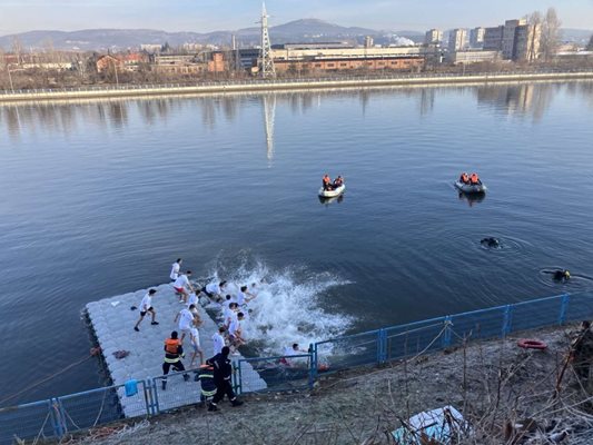 34 кърджалийци скочиха за кръста в ледените води на Арда. СНИМКИ: НЕНКО СТАНЕВ