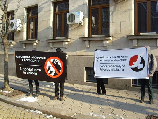 Роднини на пандизчии и правозащитници поискаха оставката на шефа на Централния софийски затвор Петър Кръстев