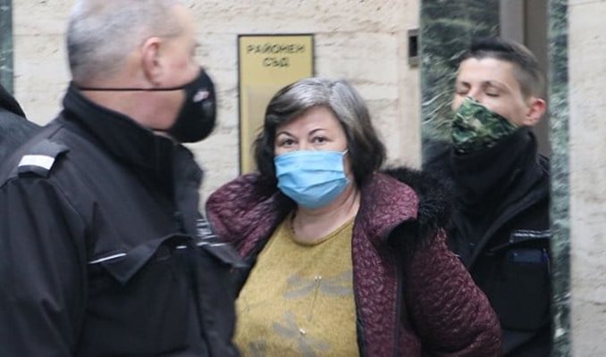 Полицейски конвой на адвокат Мария Славкова-Делова до съдебната зала