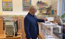 Ахмед Доган гласува с хартия. Велислава Кръстева, чието име Морфов изкърти от Народния театър, не беше с него