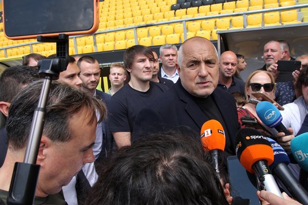 Да загърбим егото, за да се преодолее хаоса в страната, съветва Борисов от стадион "Христо Ботев" в Пловдив.