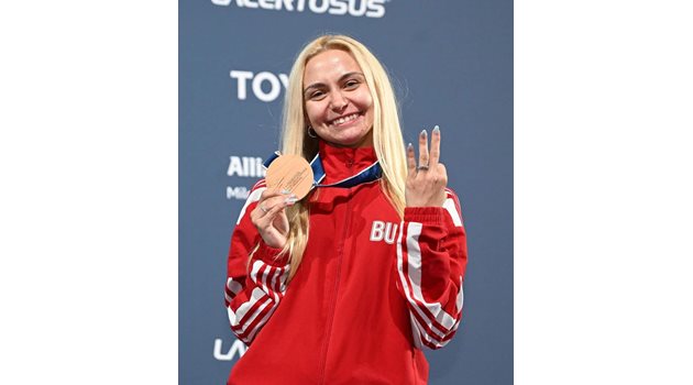 Йоана с бронзовия медал от световното първенство през 2023 г. - първи за България от 36 г.