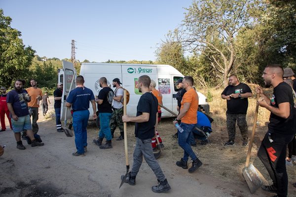 В борбата с пожара край Стара Загора се разчита много на помощта на доброволците.
Снимка: Община Стара Загора