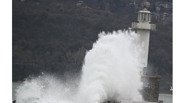 Морето край Варна се развълнува, огромни вълни прехвърлят вълнолома 
Снимка: Орлин Цанев