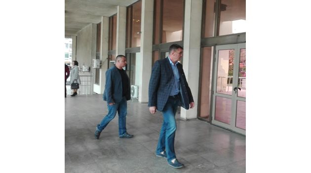 Кирил Христов влиза в съда без белезници, тъй като е пуснат с мярка "подписка"  СНИМКИ: Авторката