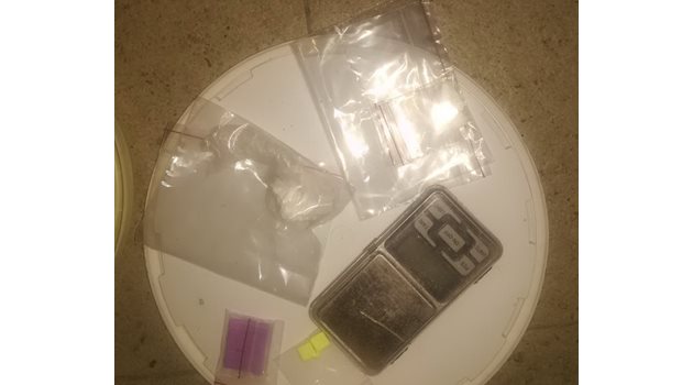 При акцията на ГДБОП са иззети телефони и малко количество дрога.