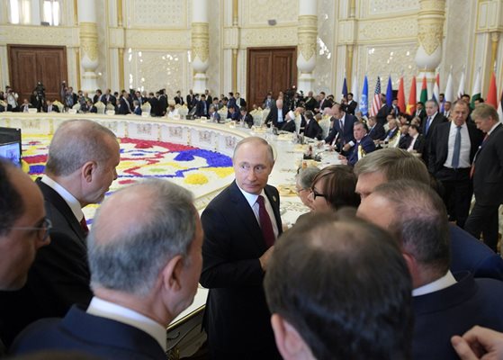 Реджеп Тайип Ердоган и Владимир Путин на световния форум за мир в Душанбе СНИМКА: Ройтерс